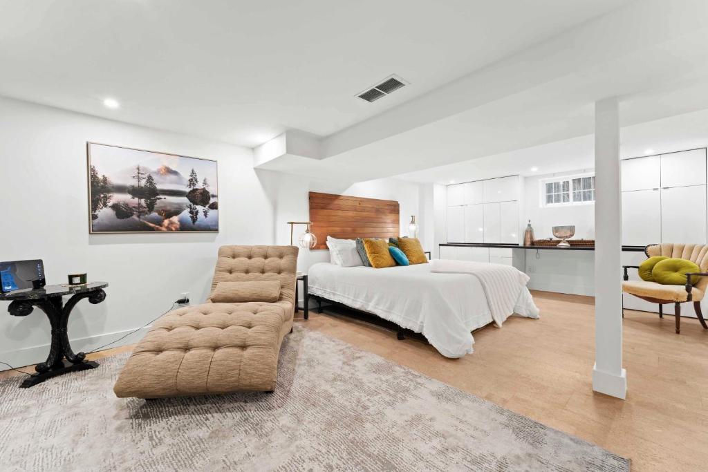 Spacious & fully equipped - Private studio apartment - lower level photo 4