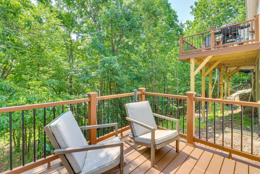 Poconos Retreat with Private Deck and Lake Views photo 2