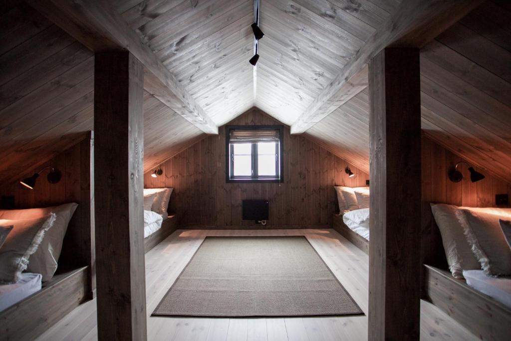 Luxurious 5-Bedroom Mountain Chalet with Sauna, Panoramic Views, and Two Full Bathrooms - Tap to explore photos