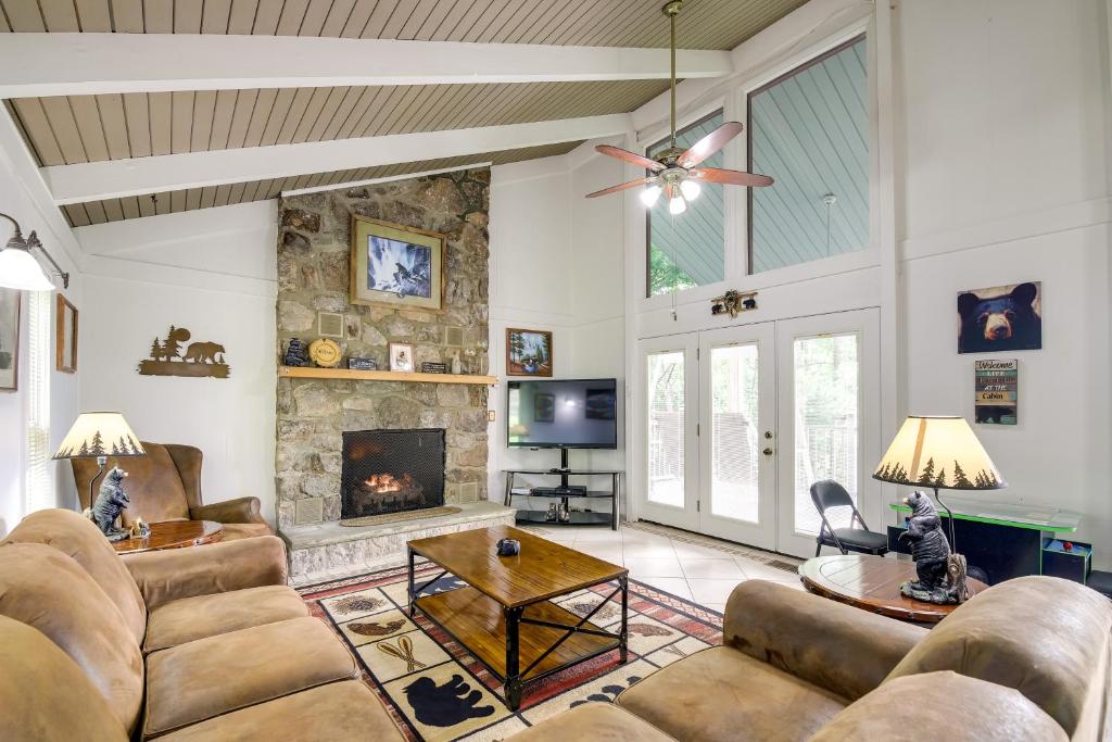 Gatlinburg Home Mountain Views and Indoor Hot Tub! photo 1