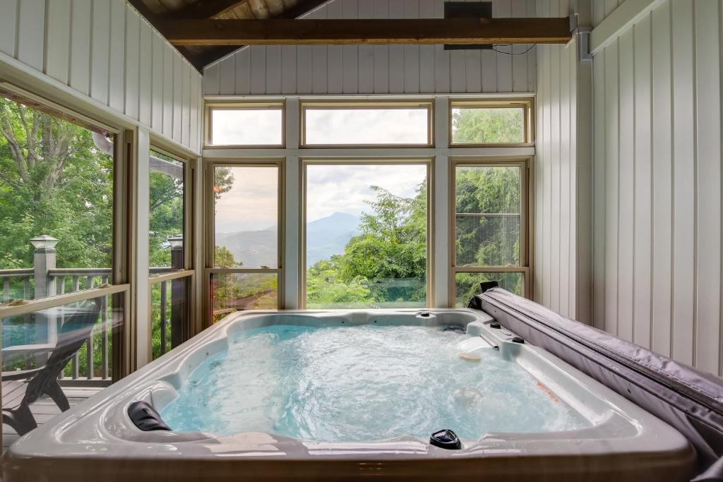 Gatlinburg Home Mountain Views and Indoor Hot Tub! photo 2