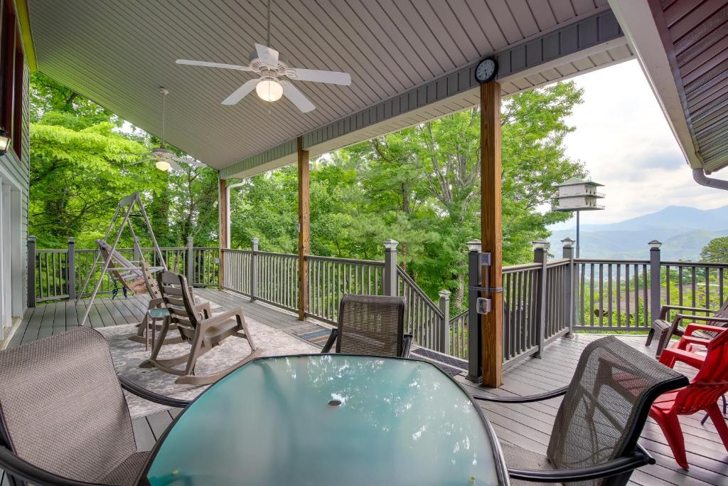 Gatlinburg Home Mountain Views and Indoor Hot Tub! photo 3