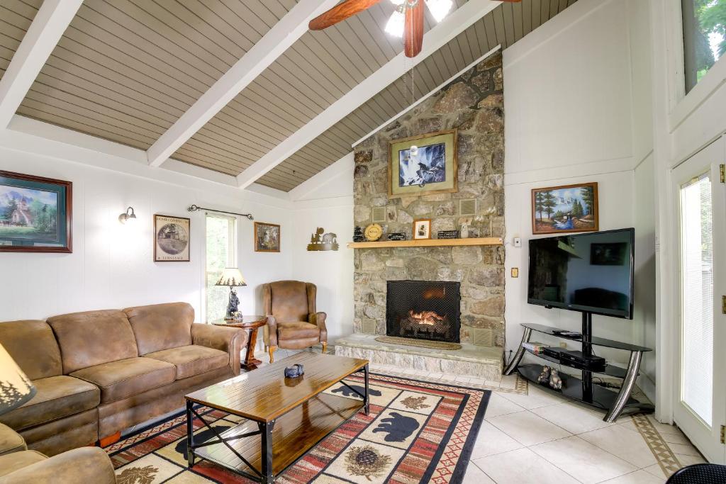 Gatlinburg Home Mountain Views and Indoor Hot Tub! photo 4