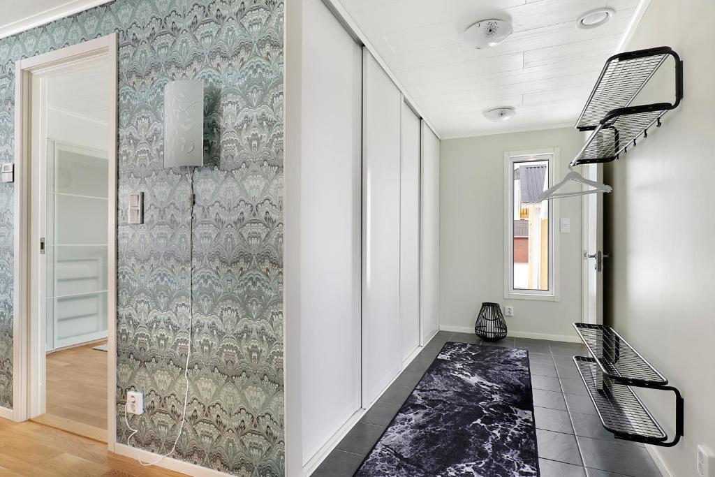 Guestly Homes - 3BR Business Getaway with Sauna photo 1