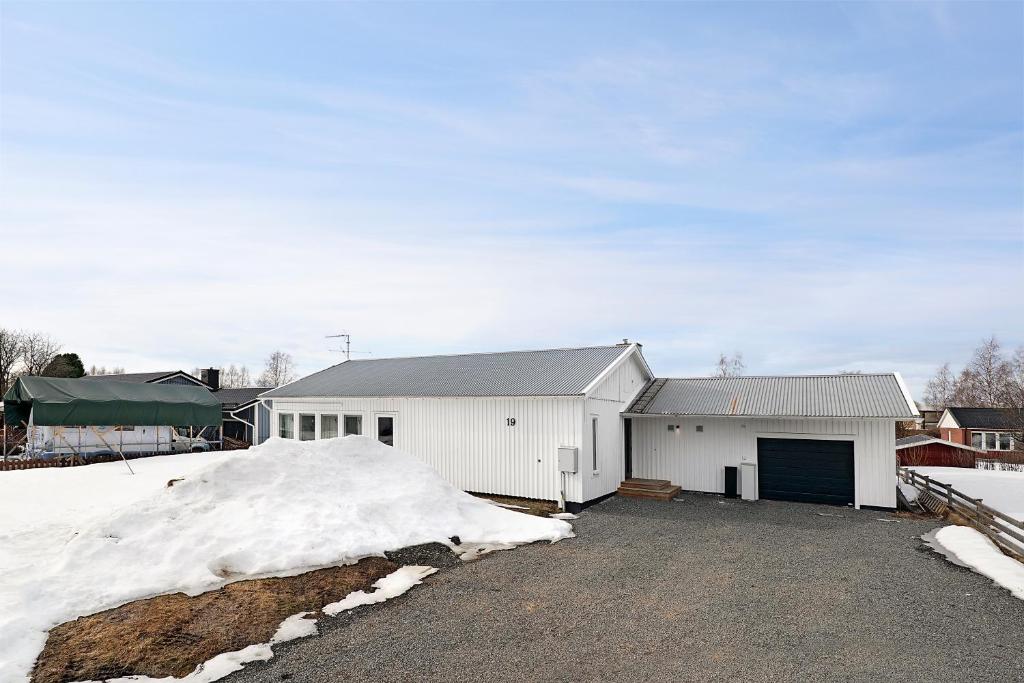 Guestly Homes - 3BR Business Getaway with Sauna photo 4