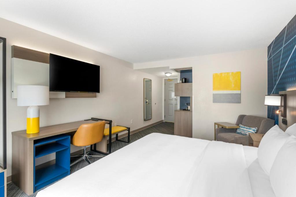 Comfort Inn & Suites Hampton near Coliseum photo 1
