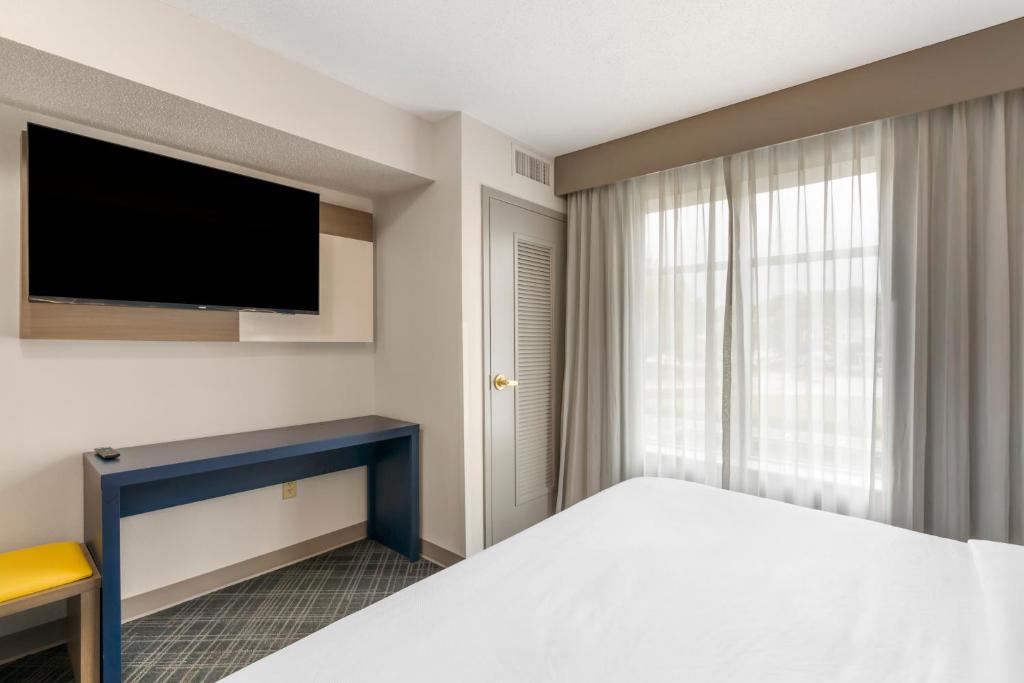 Comfort Inn & Suites Hampton near Coliseum photo 4