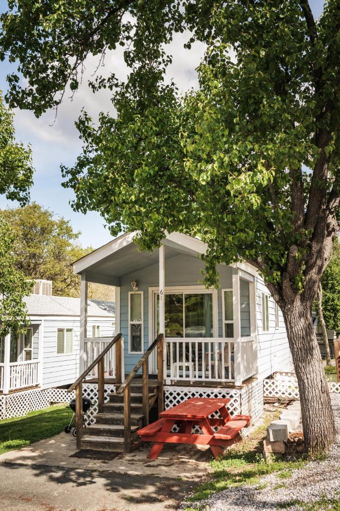 Mountain Gate RV Park and Cottages image