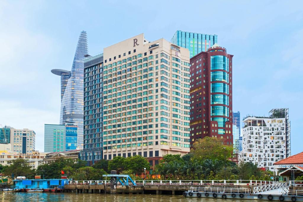 Khách sạn Renaissance Riverside Sài gòn