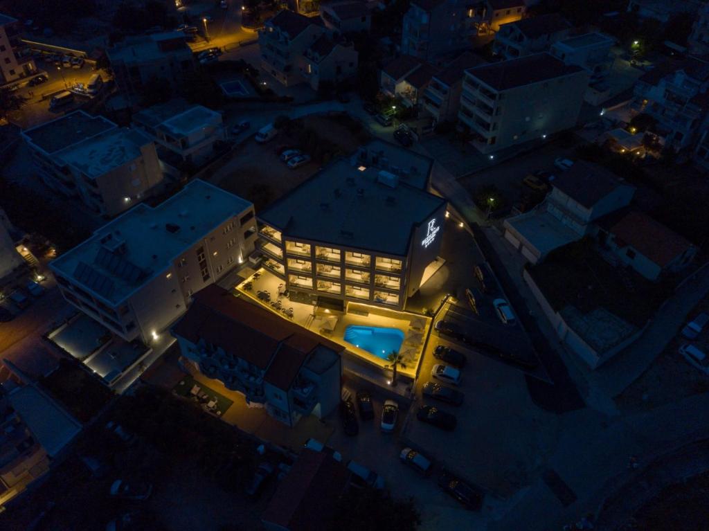 Apartments with a swimming pool Promajna, Makarska - 20940 photo 1