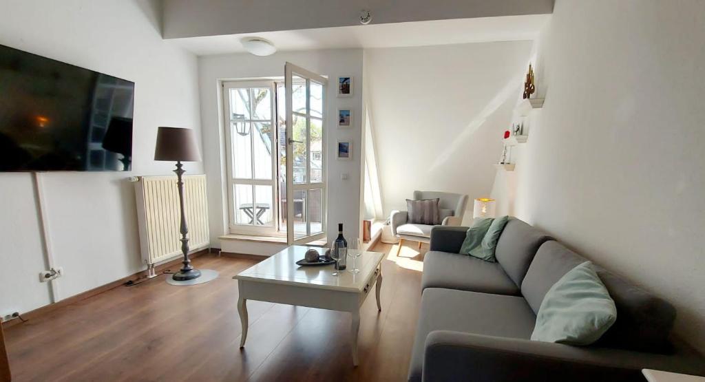 Hochwertige Ferienwohnung direkt am Wasser mit Balkon photo 1