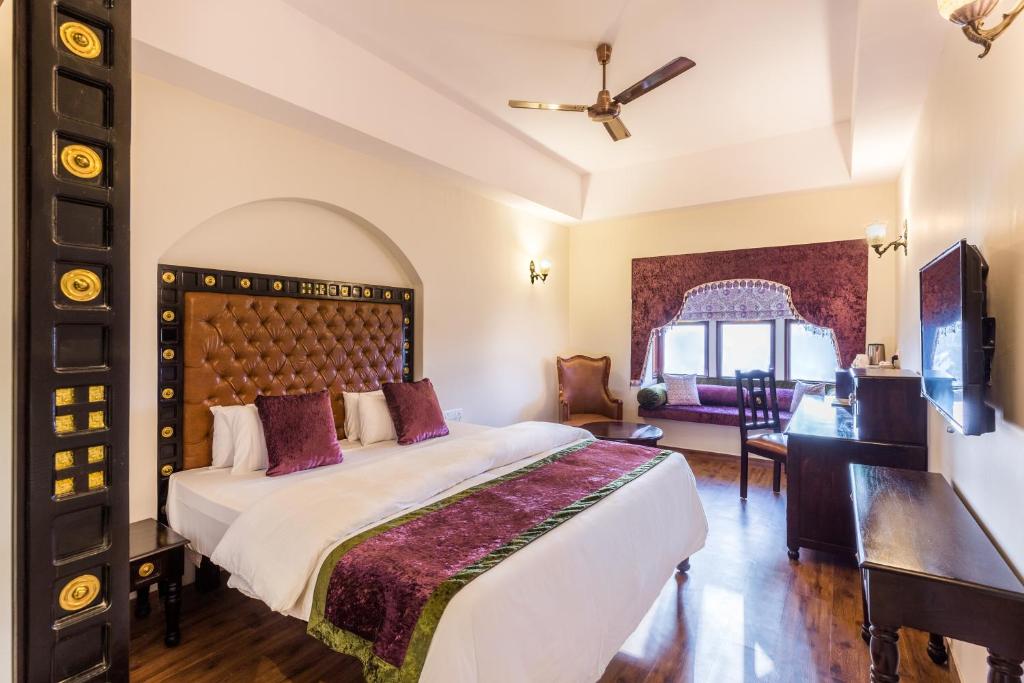 Sairafort Sarovar Portico photo 2