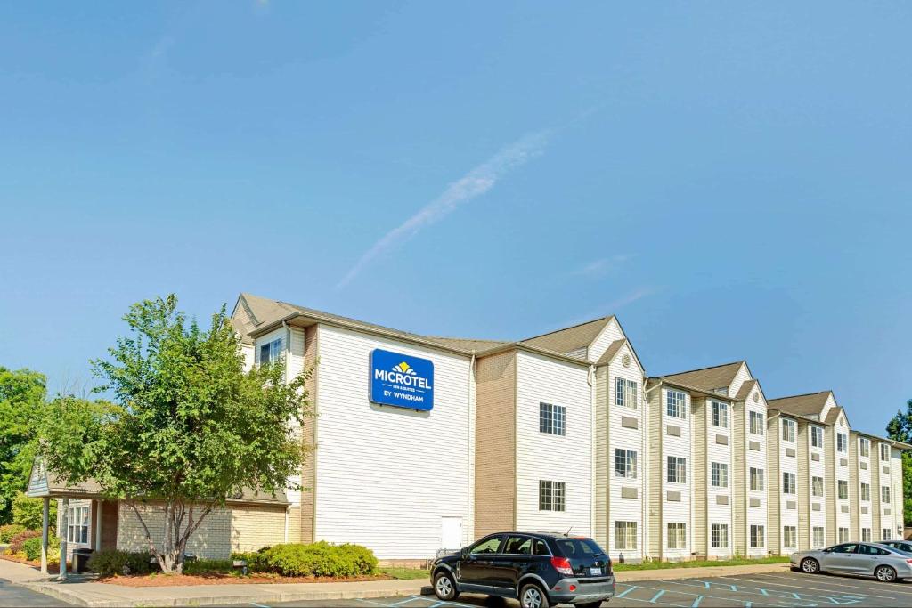 Microtel Inn & Suites by Wyndham Roseville/Detroit Area image