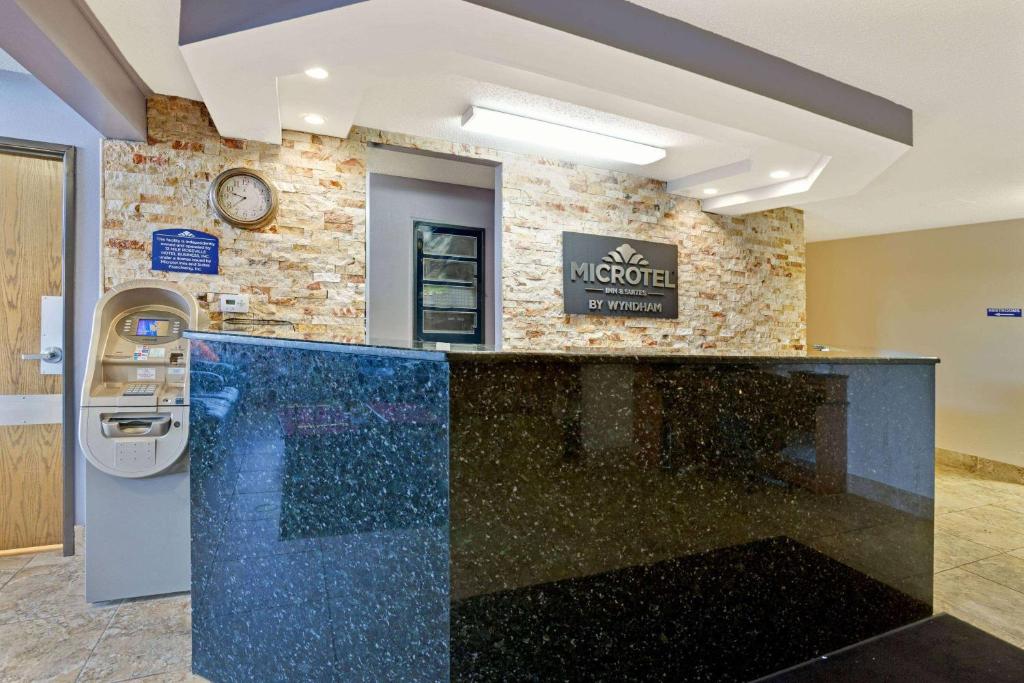 Microtel Inn & Suites by Wyndham Detroit Roseville photo 2