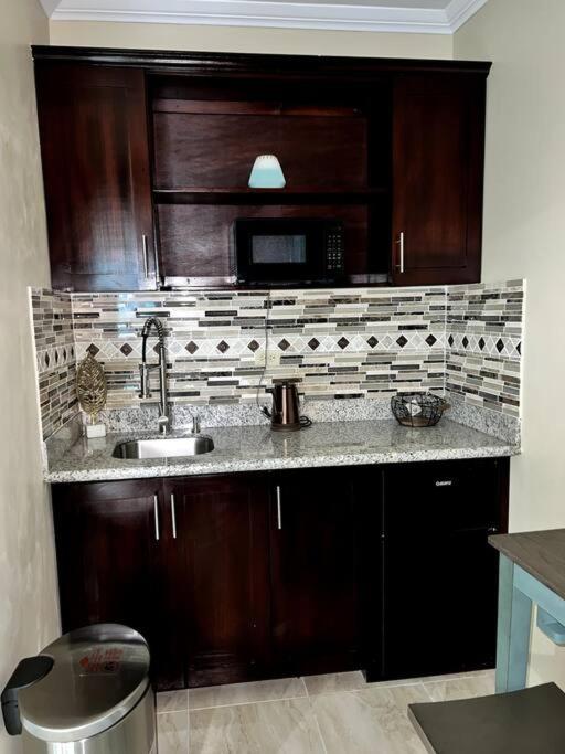 Spacious 4-Bedroom Home - Family/Group Oriented photo 1