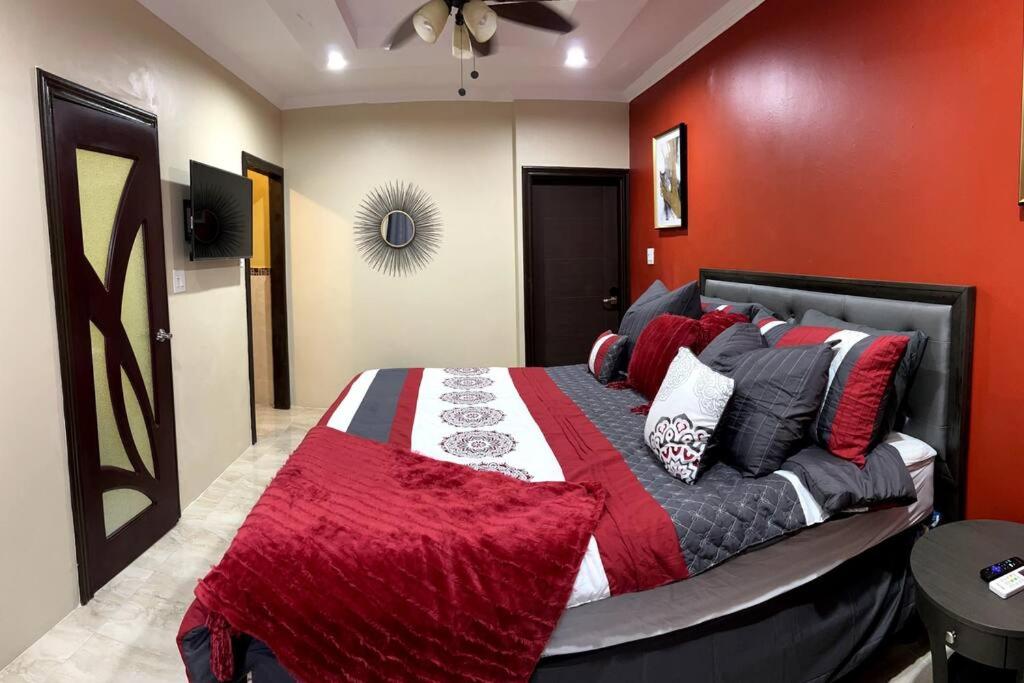 Spacious 4-Bedroom Home - Family/Group Oriented photo 2