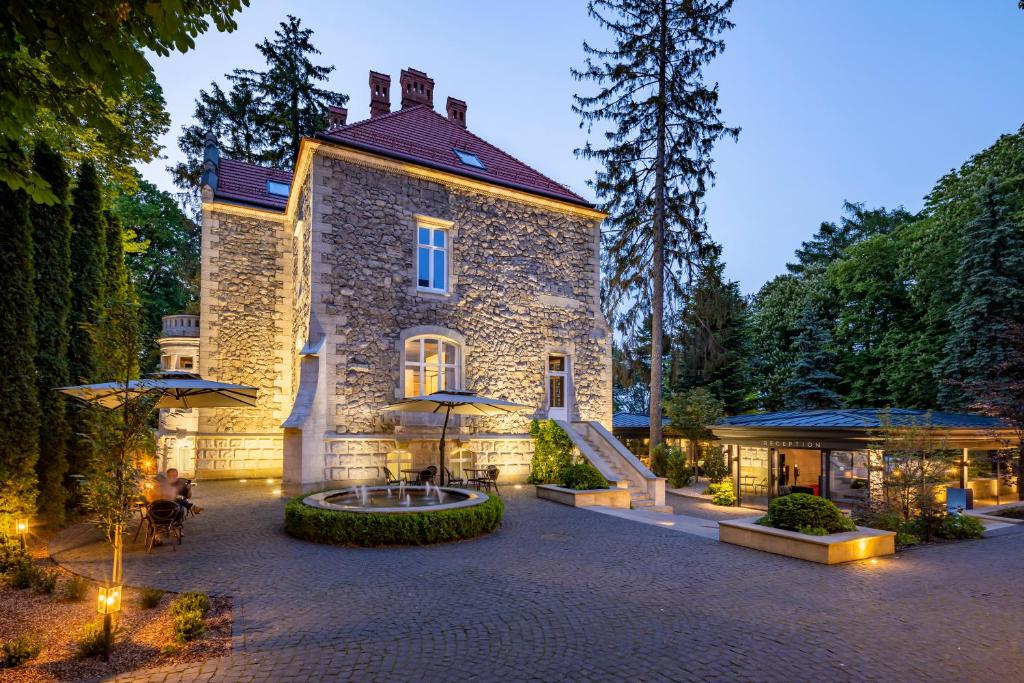 Lion's Castle Hotel photo 3