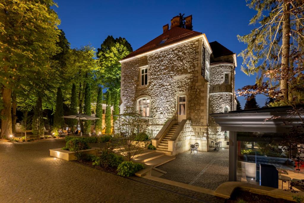 Lion's Castle Hotel photo 2