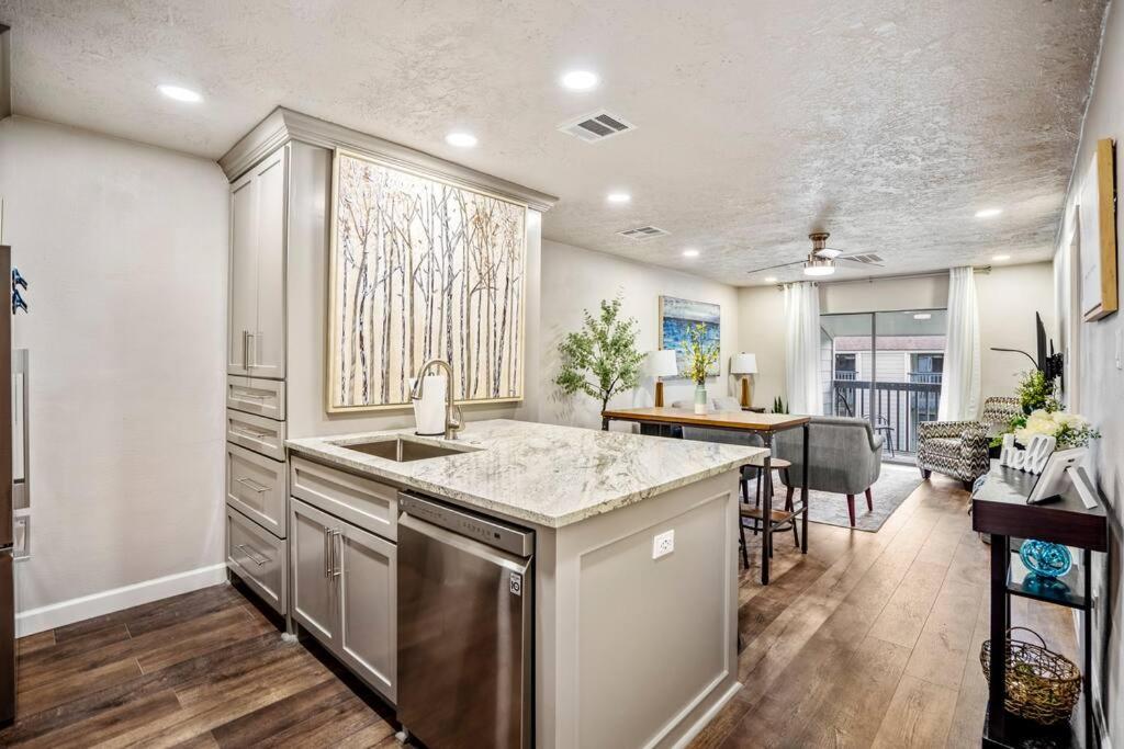 Royal Palm at Lake Conroe NO PARTIES NO SMOKING 1000k FINE