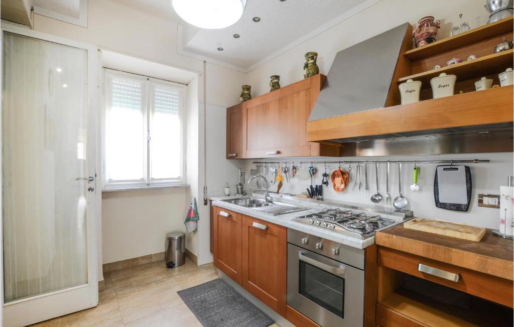 Beautiful Apartment In Viareggio With 3 Bedrooms And Wifi photo 3