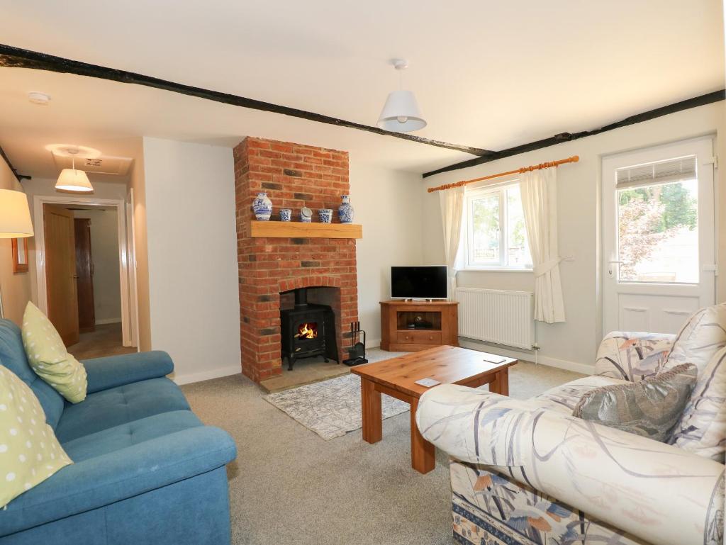Hadleigh Farm Cottage - Tap to explore photos
