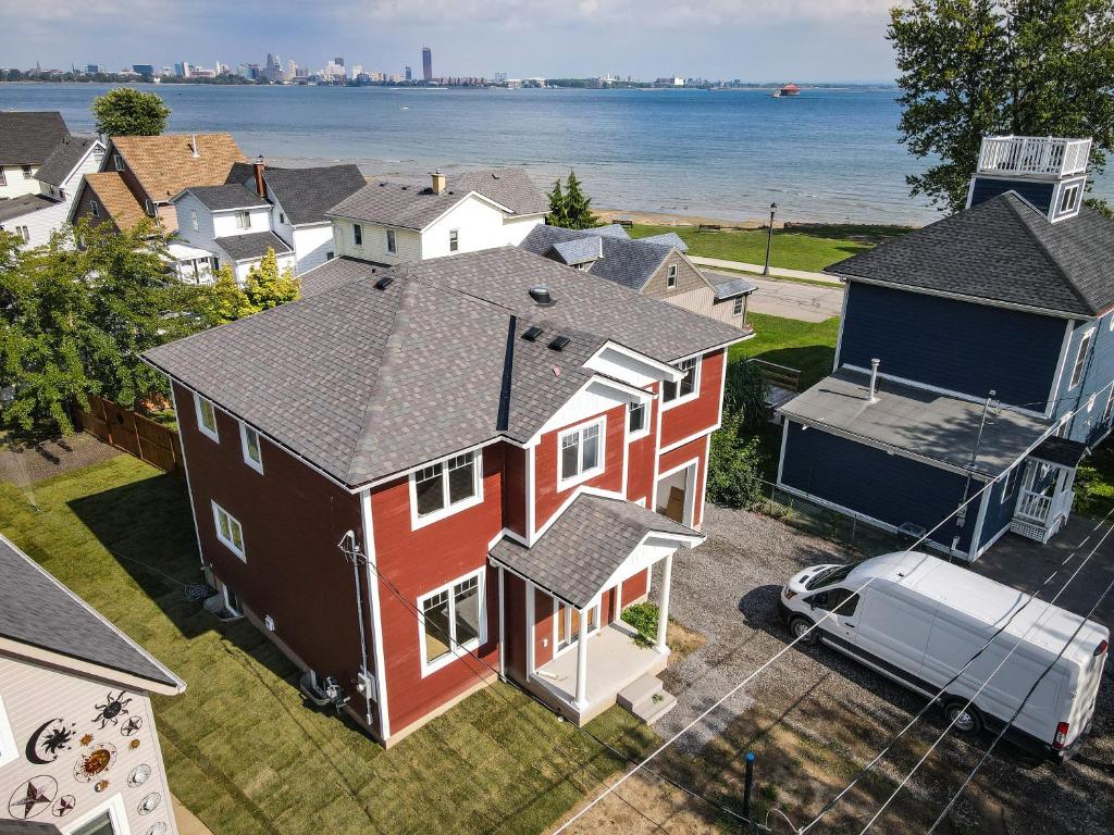 Lake view cottage with three ensuites and elevator photo 2