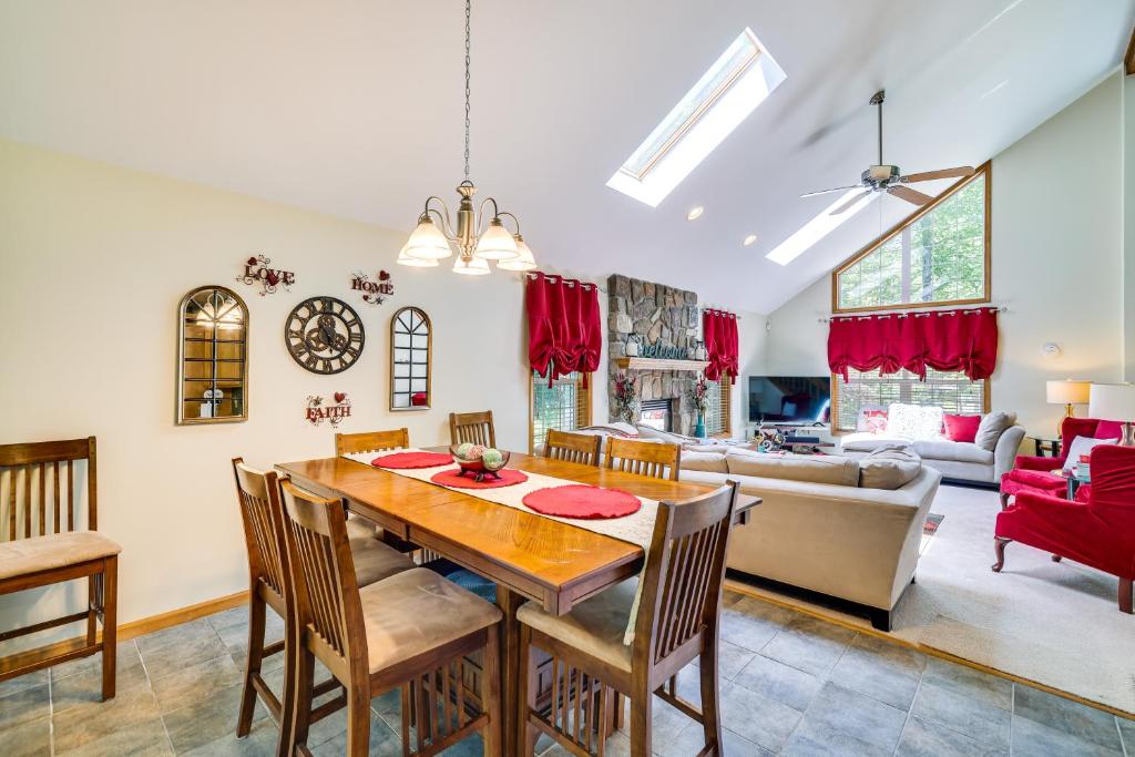 Pocono Lake Vacation Rental with Community Amenities photo 4