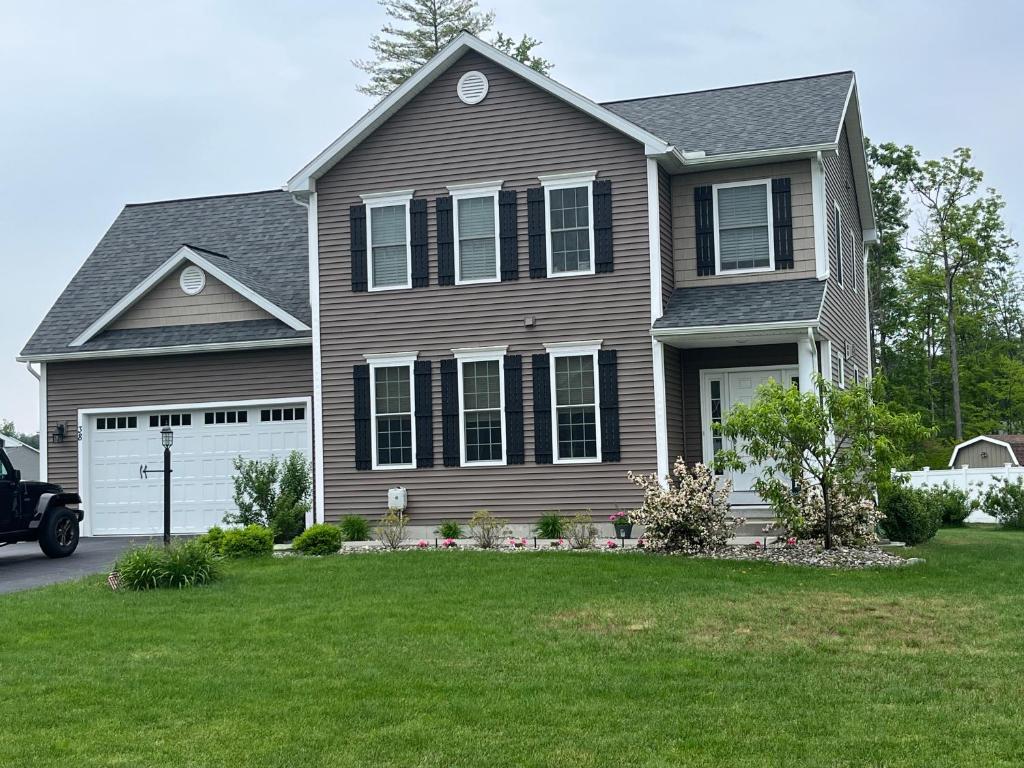 Track Rental Coastal Farmhouse Style Home- 10 minutes from Downtown Saratoga Springs
