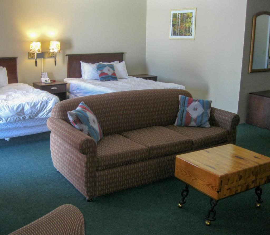 Cedar Hill Lodge - Tap to explore photos