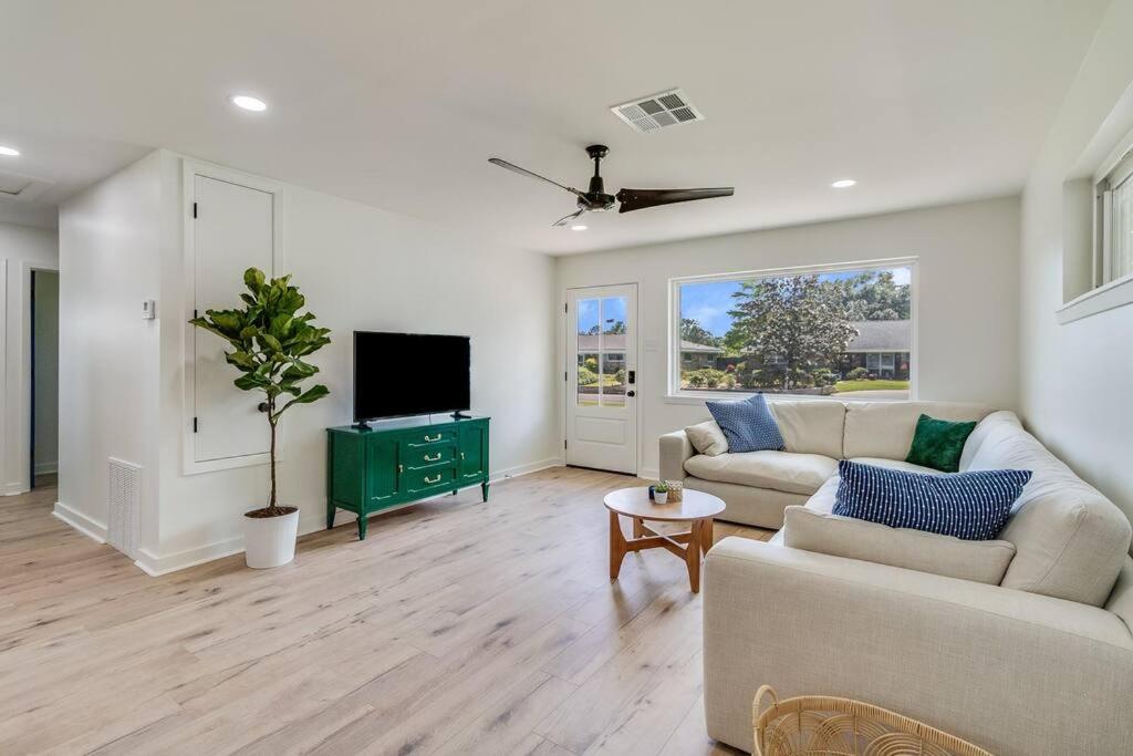 Central Lafayette location w/King Bed & Coffee Bar image