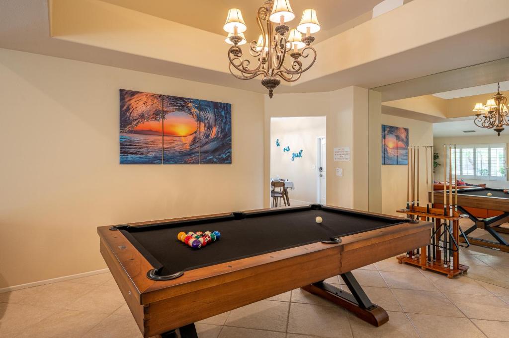Coachella Chill: Luxury 4BR/4King Paradise Retreat photo 4