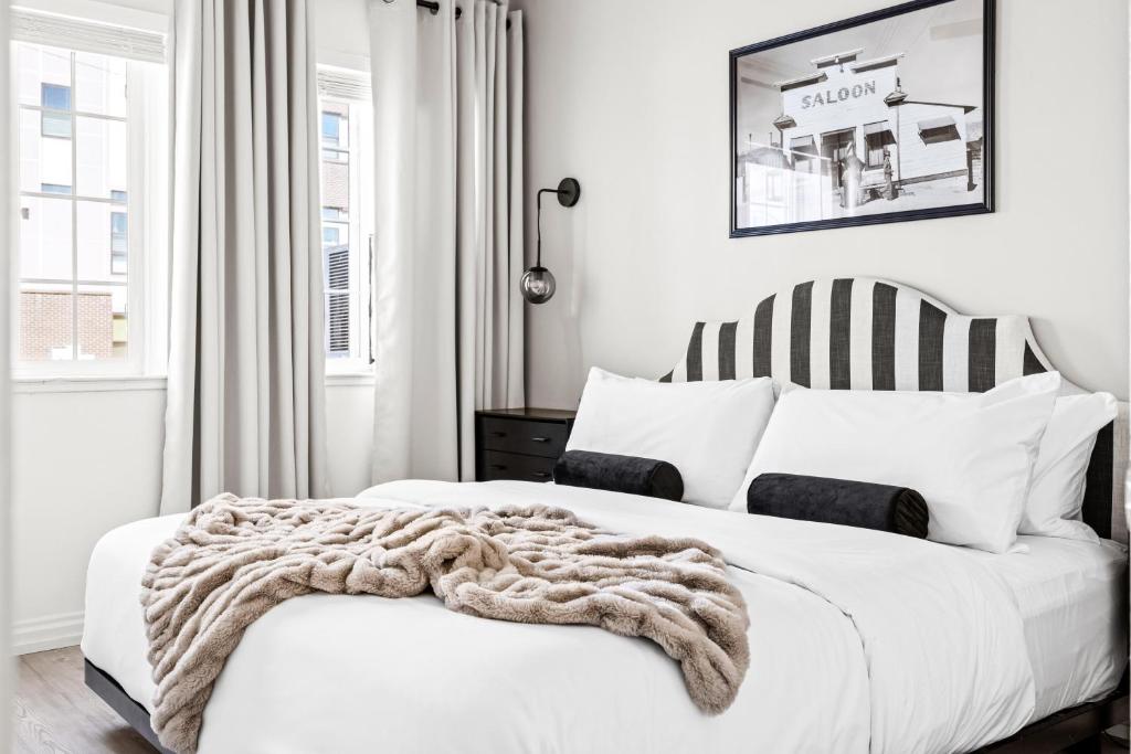 New Stylish Sanctuary - King Beds - Sloans Lake photo 1