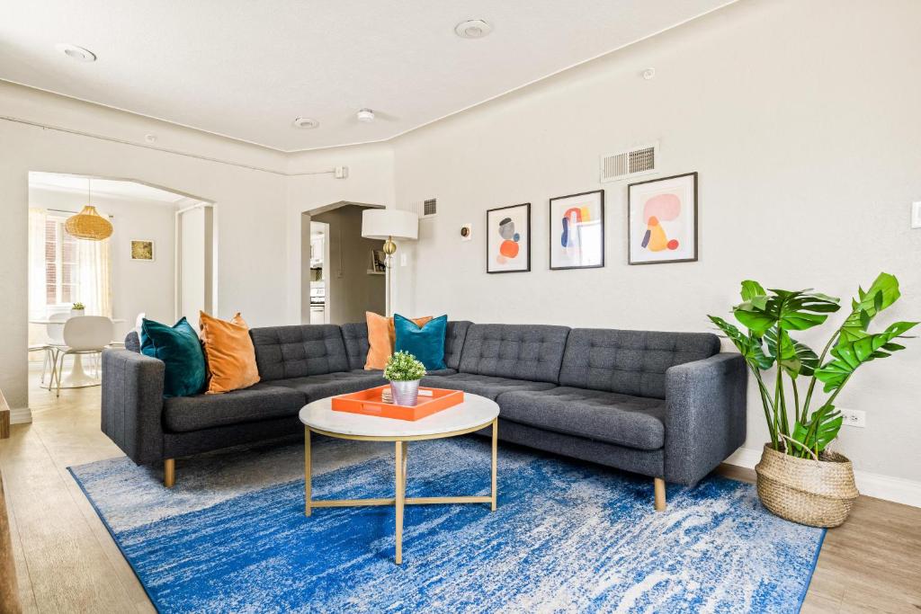 Stylish City Retreat - King Beds - Walk to Sloans Lake photo 4