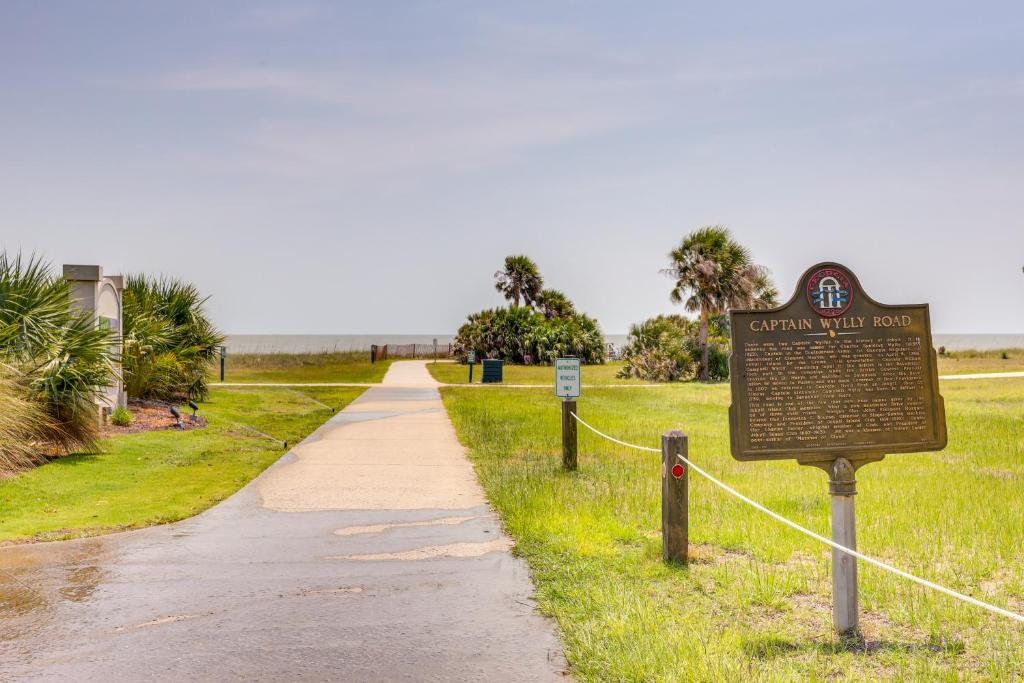 Colorful Jekyll Island Getaway - Walk to Beach photo 1
