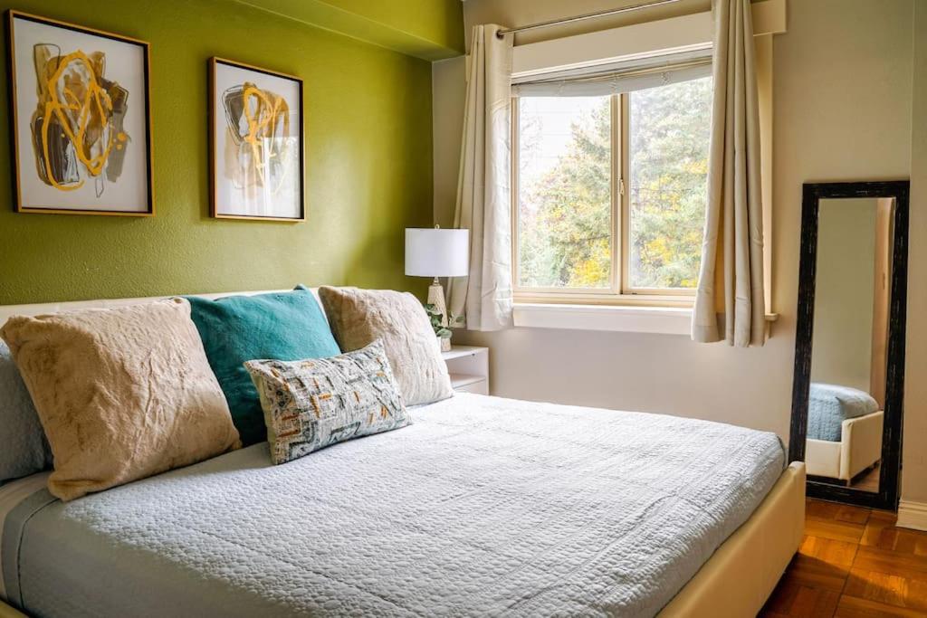 Colorful downtown condo, 2 bedrooms, king bed photo 3