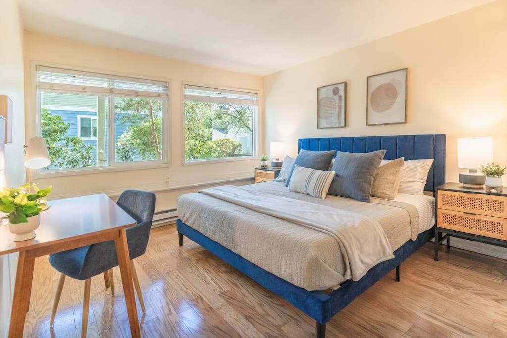 Spacious 2B2B Condo near downtown & Microsoft photo 1