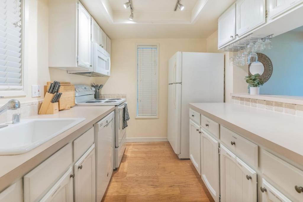 Spacious 2B2B Condo near downtown & Microsoft photo 4