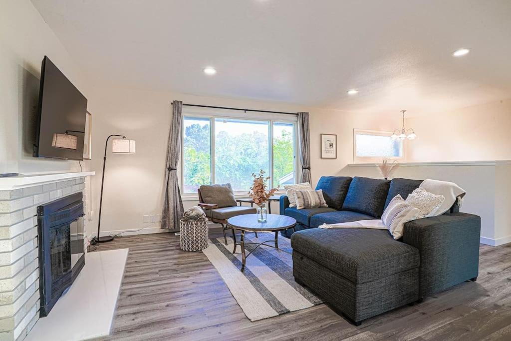 Spacious 4BR Home - 5 min to SeaTac Airport photo 1