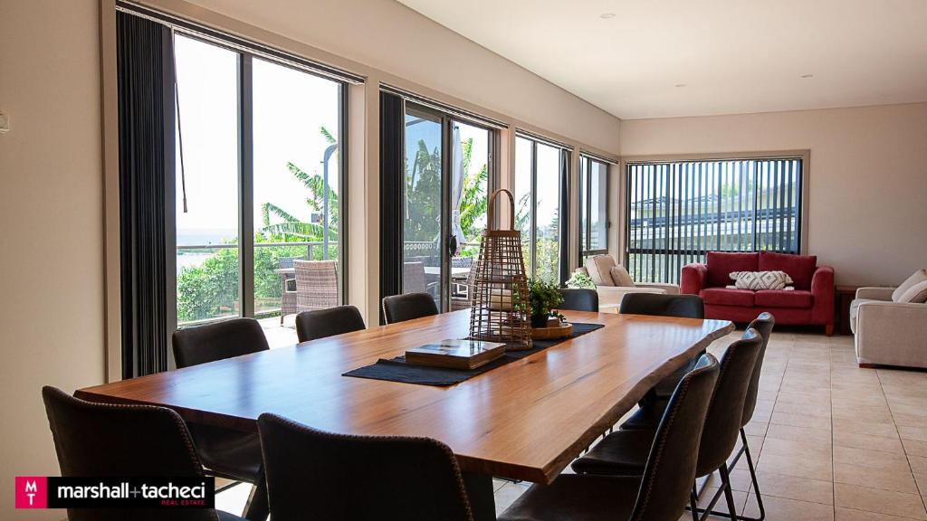 Bermagui jewel holiday house 5 Bedroom Uninterrupted views central location Bermagui Linen & Wifi Provided photo 3