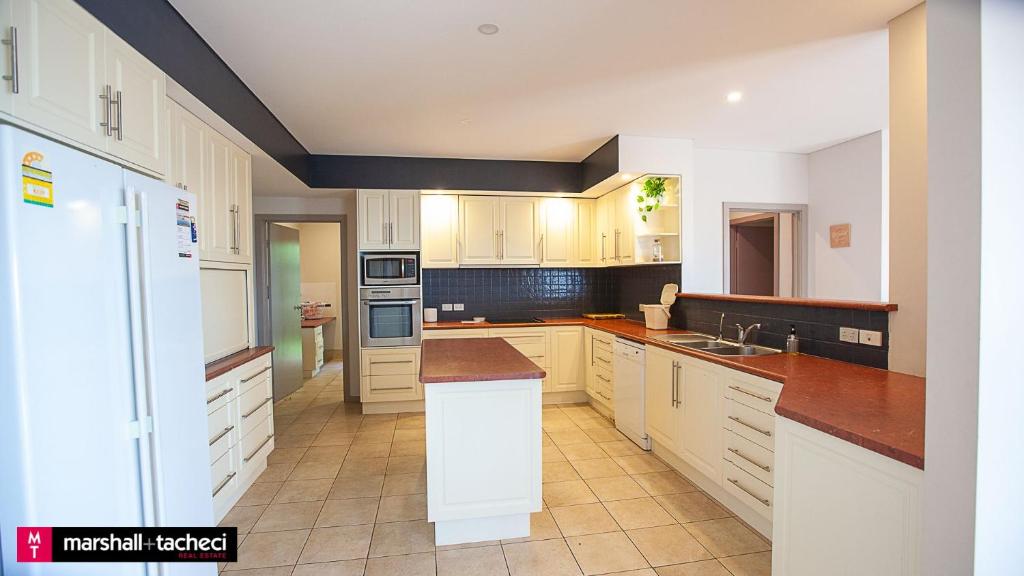 Bermagui jewel holiday house 5 Bedroom Uninterrupted views central location Bermagui Linen & Wifi Provided photo 2