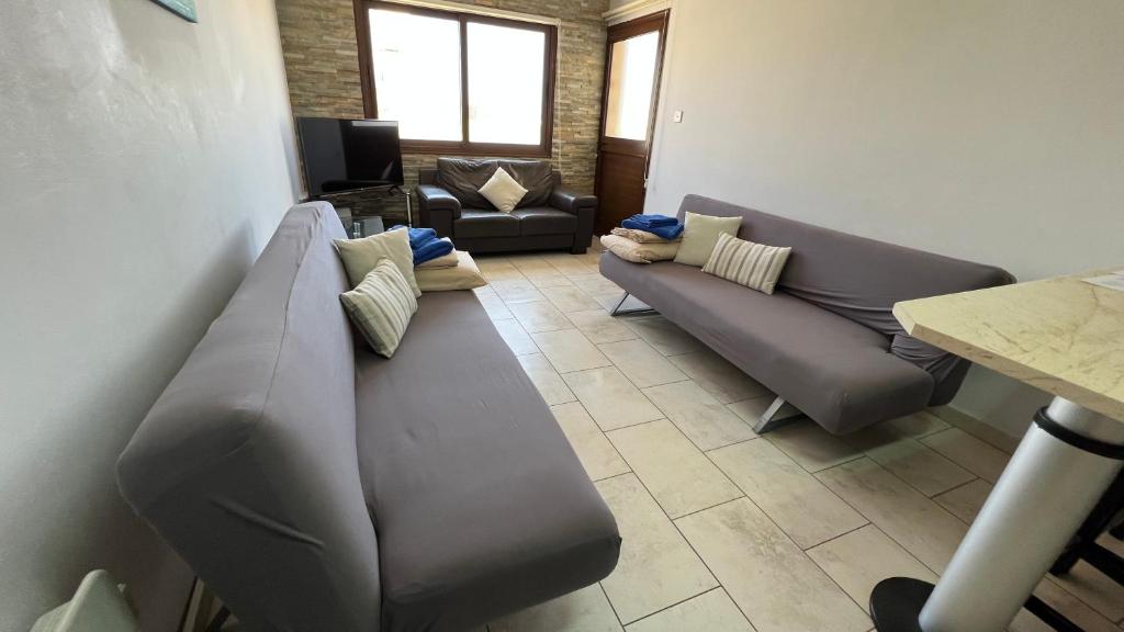 Elena Court Apartments photo 3