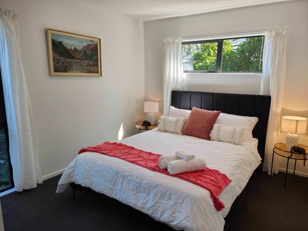 Beautiful home near everything! photo 2
