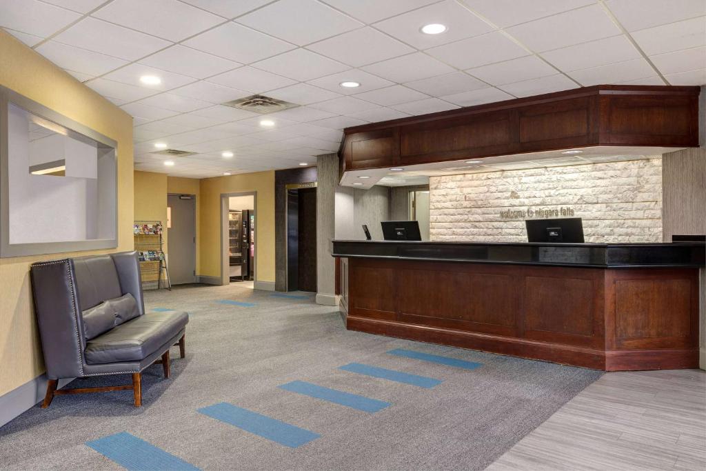 Days Inn by Wyndham Niagara Falls Near The Falls photo 2