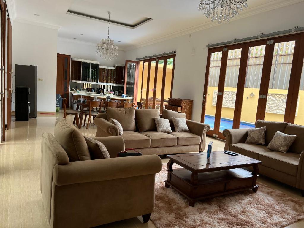 Cozy villa with swimming Pool in Sentul photo 1