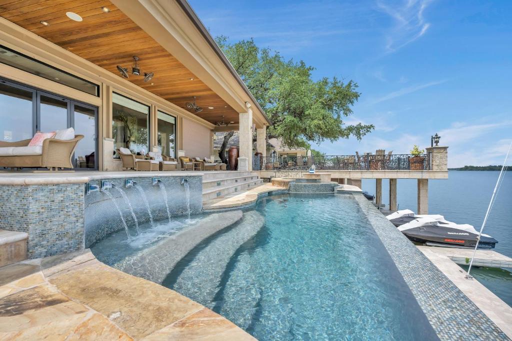 The Villa on Matern New Listing photo 1