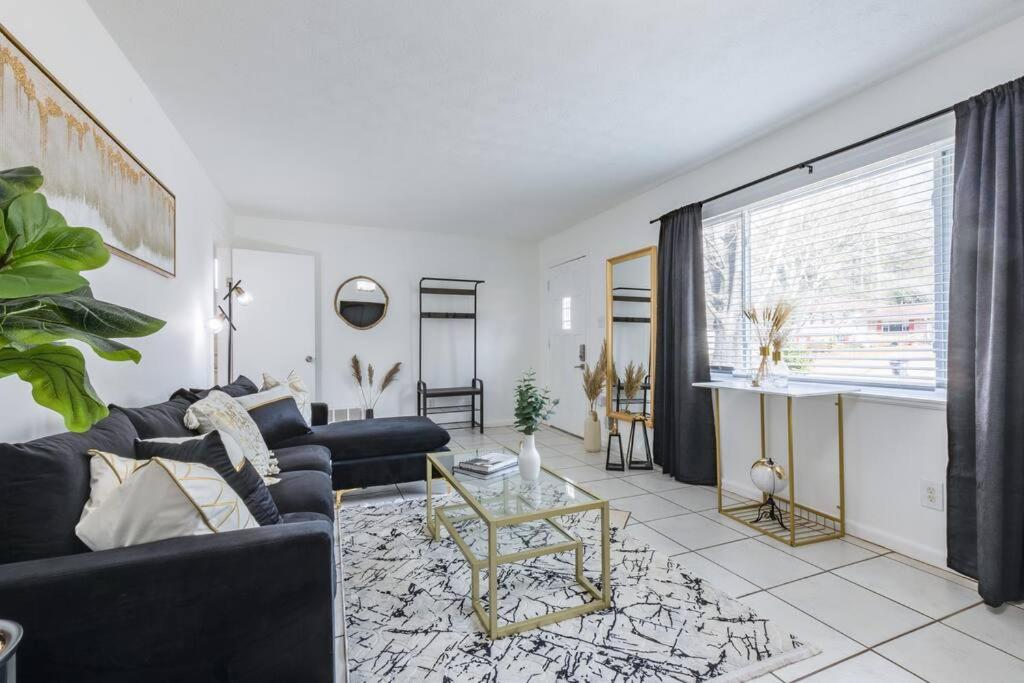 Opuluxe Luxe Dream Duluth Home Sleeps 10 image