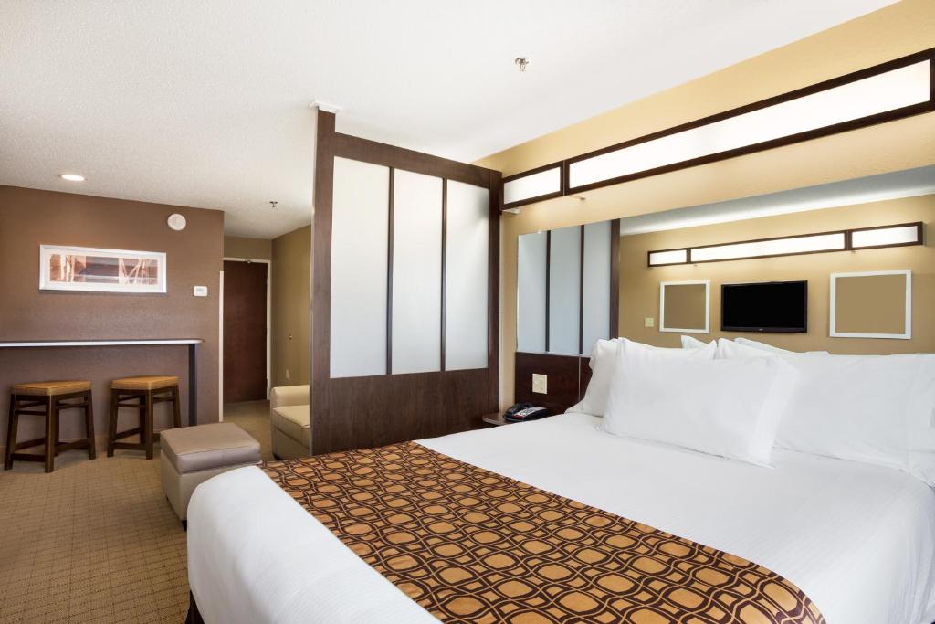 Microtel Inn & Suites by Wyndham Cambridge photo 4