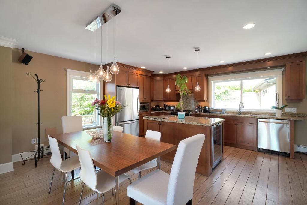 Great West Vancouver house with hot tub, across from beach & 10 mn to Downtown Vancouver photo 4