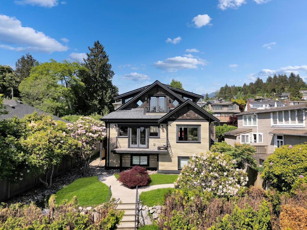 Great West Vancouver house with hot tub, across from beach & 10 mn to Downtown Vancouver photo 1