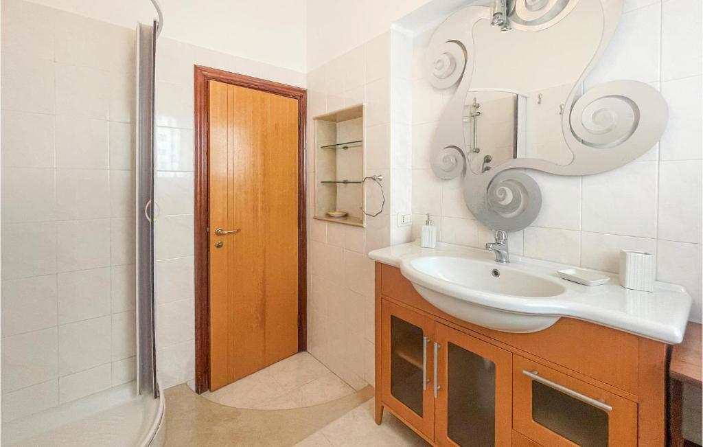 Awesome Apartment In Ginosa With Wifi And 2 Bedrooms photo 3
